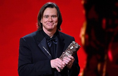 Svi misle da to nije Džim Keri! Legendarni komičar šokirao svojim novim licem