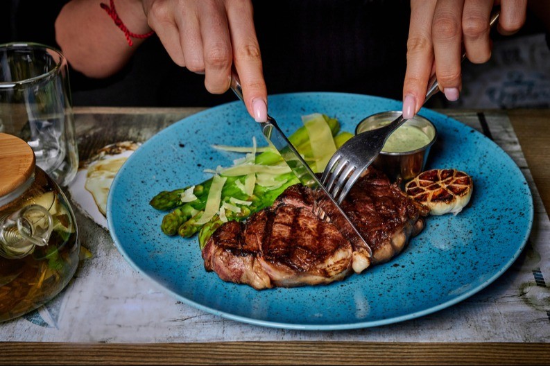 Žena 6 godina jela samo meso: Evo šta se desilo njenom telu, lekari u šoku!