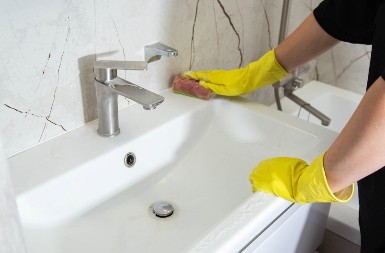 3 sastojka razaraju i onaj najgori, žuti kamenac: Kako očistiti lavabo, ova mešavina sljušti svu prljavštinu