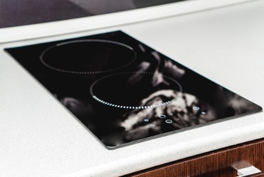 Indukcijska ploča zasijaće dok trepnete! Samo je namažite ovim - biće kao da ste je tek kupili