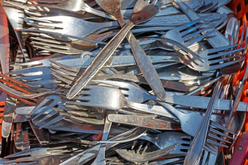 Rđa na posuđu? Ovaj problem često primetimo kada ga izvadimo iz mašine, evo kako da ponovo zablista