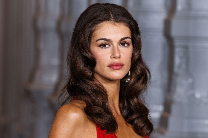 Obukla čipkanu haljinu, a ispod nje ništa! Svi su gledali u ćerku Sindi Kraford