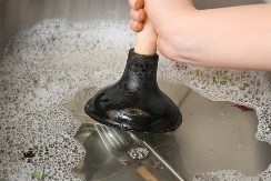 Soda bikarbona i sirće ne pomažu uvek: Evo kako da za 15 minuta odčepite sudoperu i uklonite masnoću iz cevi