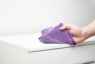 Velika prevara sa vlažnim maramicama: Sipajte na običnu krpu i prašina se neće lepiti nedeljama!