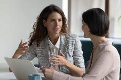 Glumi ljubaznost, a ne podnosi vas: Ovi signali odaju takvu osobu