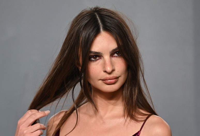 Dublji dekolte nismo videli! Emili Ratajkovski u tesnoj baršun haljini mamila muške poglede