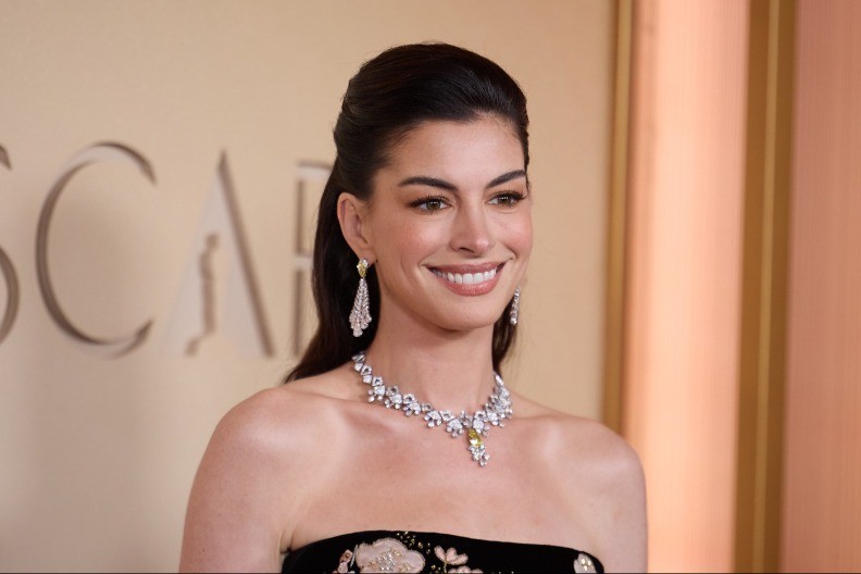 Tvrdi da ne ide kod plastičara, a zategla se kao praćka! Glumica izgleda 20 godina mlađe