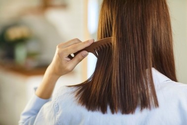 Ne, nije suvi šampon: Ovo već imate kod kuće za instant čistu kosu