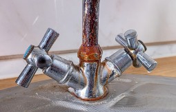 Ne možete da skinete rđu? Ovaj kuhinjski trik rešava problem za 2 minuta!