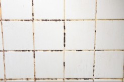 Ma kakav izbeljivač, on će upropastiti i pločice i materijal: Kako da izbelize fugne, budu čiste kao suza?