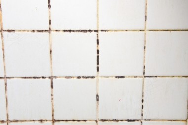 Ma kakav izbeljivač, on će upropastiti i pločice i materijal: Kako da izbelize fugne, budu čiste kao suza?