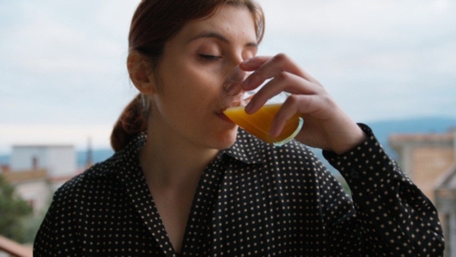 Ako imate 40 godina, nemojte piti ovo piće: Usporava metabolizam, a salo se samo lepi za stomak