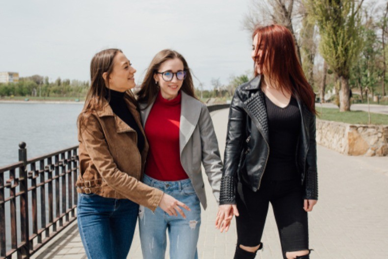 Jedna boja je zakon: Srpkinje masovno kupuju jakne u ovoj nijansi, nije plava, ni zelena, a idealna je za proleće