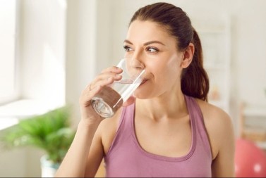 Da li topla voda stvarno podstiče mršavljenje? Lekari najzad dali jasan odgovor