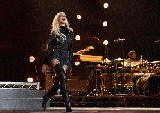 Kristina razbesnela publiku na koncertu! Pevačica se žestoko izblamirala na bini