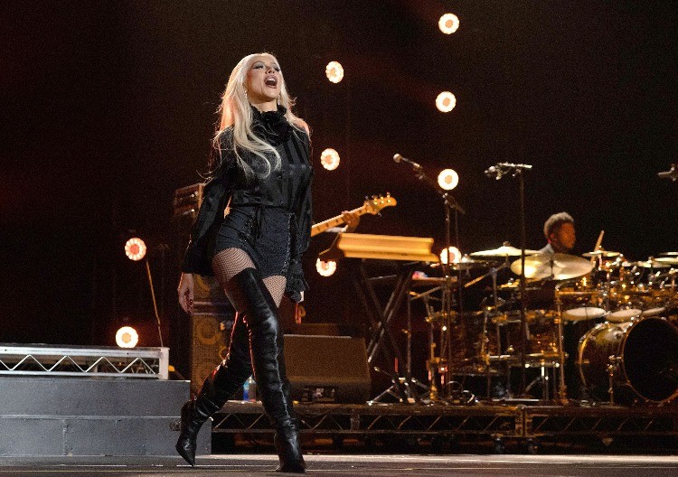 Kristina razbesnela publiku na koncertu! Pevačica se žestoko izblamirala na bini