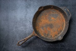 Slušajte eksperte: Prljavština će skliznuti sa tiganja kada ga očisite ovako, ne gledajte u hemiju, druga stvar je bolja