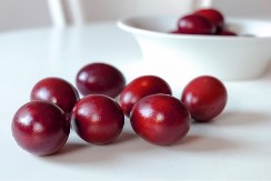 Znamo kako Grkinje naprave dobru boju, a evo kako iskusne Srpkinje: Kako da ofarbate jaja u jarko, jarko crvenu boju?