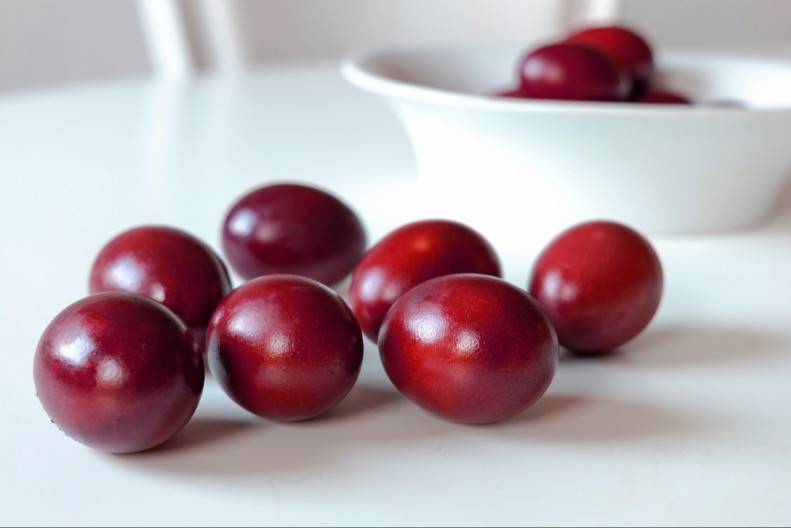 Znamo kako Grkinje naprave dobru boju, a evo kako iskusne Srpkinje: Kako da ofarbate jaja u jarko, jarko crvenu boju?