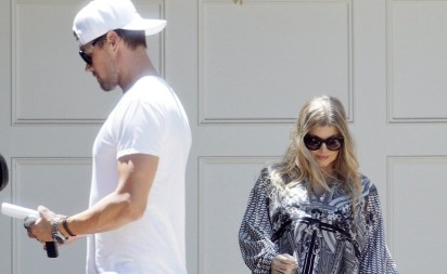 Muž je varao, pa traume leči s njim: Pevačica se ne odvaja od ovog mladog muškarca