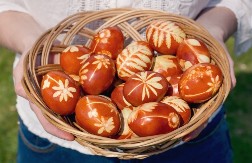 Moja baka je farbala jaja samo u lukovini: Ovo je njen recept za najlepšu boju