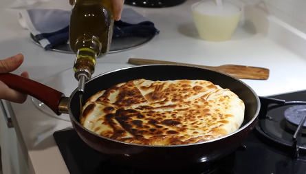 Burek iz tiganja gotov za 15 minuta! Turkinja pokazala kako se pravi, lakše ne može!