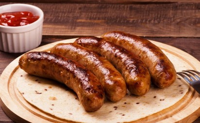 Poznati kuvar tvrdi da pogrešno pržimo kobasice: Ovako će biti sočne, a hrskave spolja!