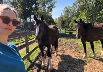 Pobegla iz sveta poznatih u selo: Gaji životinje, gazi po blatu i srećnija je nego ikada