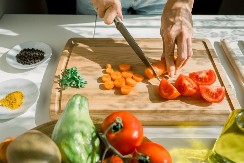 Zaboravite na drvenu dasku: Ovu hranu ne biste smeli da seckate na njoj, rizik je veći nego što mislite