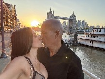 Ona ima 34, a on 59, ljudi ih vređaju, a nju nazivaju sponzorušom, ali... Njihova ljubav ne mari za godine, opstaju uprkos svemu