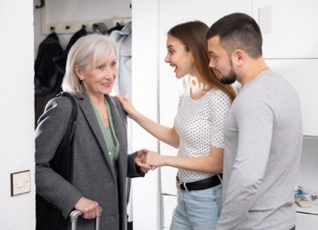 Evo šta svekrva prvo primeti kad uđe u snajinu kuću: Nećete verovati šta joj "bode" oči