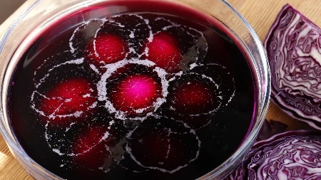 Treba vam 1 glavica i dobijate najmanje 3 boje: Kako ofarbati jaja ljubičastim kupusom?