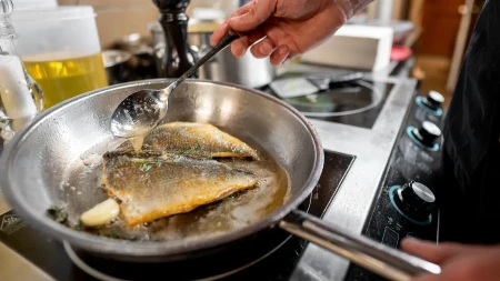 Bez kapi ulja, a hrskavo kao iz restorana: Grkinje otkrile trik za savršenu ribu koji svi kopiraju!
