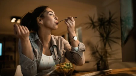 Najbolja salata koja čisti creva: Evo večere od koje se mršavi