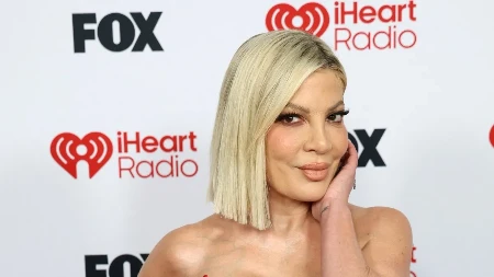 Zvezda 90-ih oduvala sve! Šlic do butina i providan dekolte zapalili crveni tepih