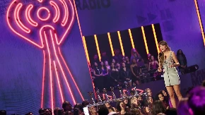 Apsolutna pobednica: Pevačica koju vole Srbi ima i nagradu i lepog dečka, ovim rečima raznežila milione!