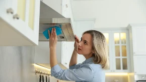 Lepljiva kuhinja nervira sve žene: Otarasite se noćne more lako, samo primenite ovih 7 jednostavnih navika