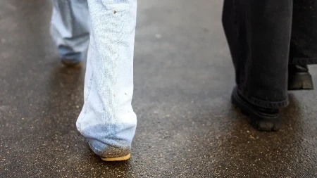 Ima li veće muke nego kada vidite fleke od blata? Kako zaštiti zadnji deo pantalona na kiši, ovo će 100% da upali!