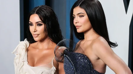 Sestre Kardašijan razbesnele novom fotkom: Fanovi ih napali za preterani fotošop