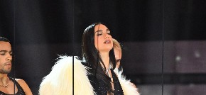 Najomraženija Albanka u Srbiji se nasred nastupa skinula gola! Pogledajte u čemu se pojavila