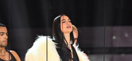 Najomraženija Albanka u Srbiji se nasred nastupa skinula gola! Pogledajte u čemu se pojavila