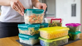 Svi čuvaju hranu u plastici, a ne bi smeli: Ove namirnice nikako ne tu ne držite