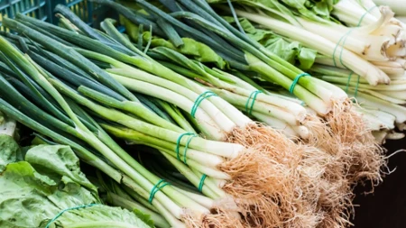 Ne jedite dok ne vidite ovo: Evo kako izgleda mladi luk prepun pesticida