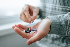 Masa Srba pravi ovu grešku sa vitaminima: Zajedno ih piju sa ovim lekovima, a ne smeju!