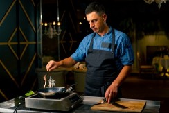 Kuvar otkrio trik sa masnoćom od slanine: Svi je bacaju, a on je čuva u frižideru – i to okrenutu naopako