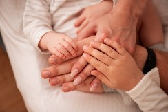 Pazite kako se ponašate, jer upijaju kao sunđer: 5 loših navika koje deca "kupe" od roditelja i određuju ih ceo život