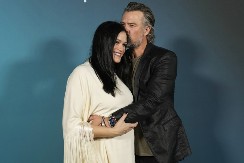 Prinova na putu: Zgodni glumac čeka 2. dete sa mlađom ženom, otkrili i pol bebe