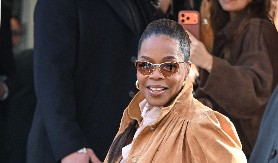 Kako se samo stesala! Opra Vinfri (72) grmi u tesnim farmerkama - sad joj i devojke zavide na figuri!