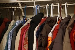 Gde sa zimskom odećom? Trik sa kesama štedi pola ormara, a garderoba ostaje mirisna