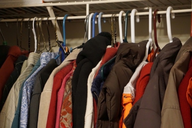 Gde sa zimskom odećom? Trik sa kesama štedi pola ormara, a garderoba ostaje mirisna